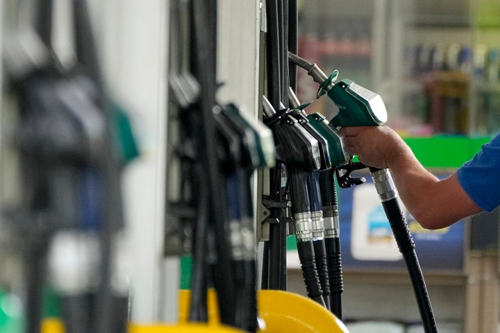 Un conductor toma una boquilla para cargar gasolina a su automóvil en Londres, el jueves 9 de junio de 2022. (AP Foto/Frank Augstein)