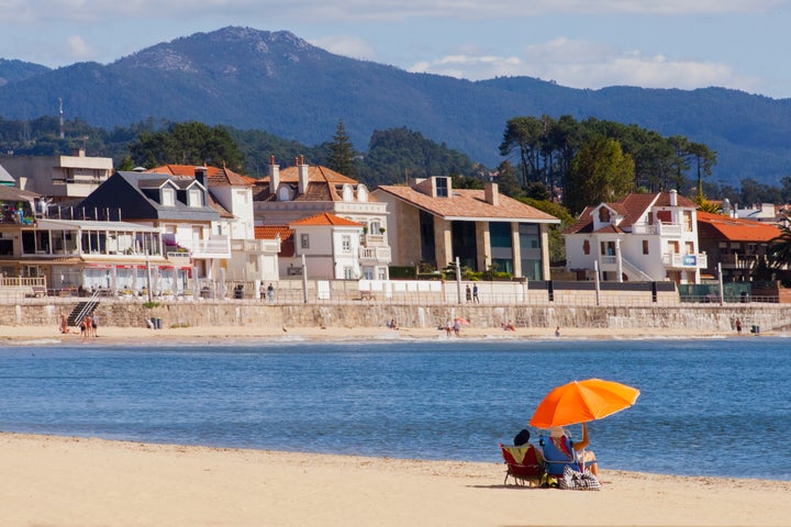 Una playa de Nigrán, con la montaña al fondo.