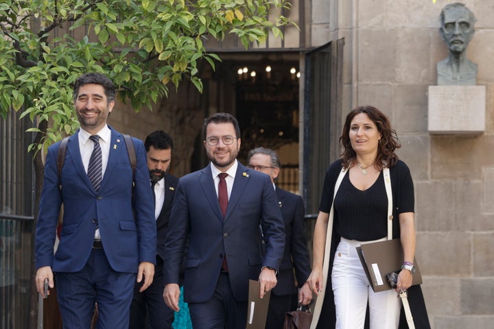El presidente de la Generalitat de Cataluña, Pere Aragonés, acompañado del vicepresidente Jordi Puigneró (i) y la consellera de presidencia Laura Vilagrà (d), en una imagen de archivo.
