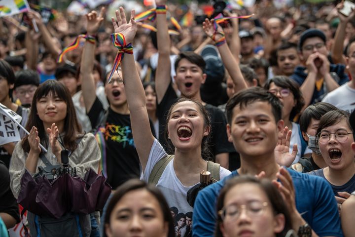 台湾の司法院大法官会議で、結婚の平等の法制化が可決され喜ぶ人々（2019年5月17日）