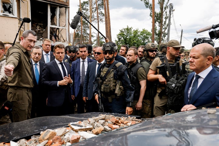 Los tres mandatarios, durante su visita Irpín.