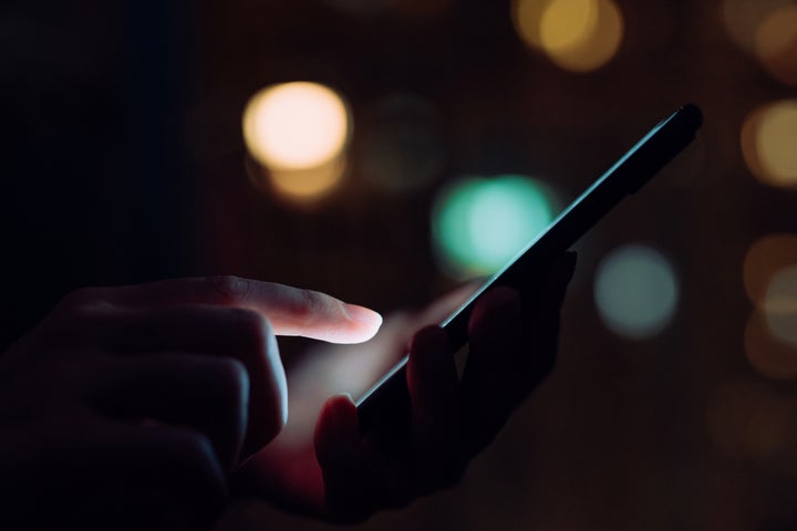 Una persona mira su teléfono móvil.