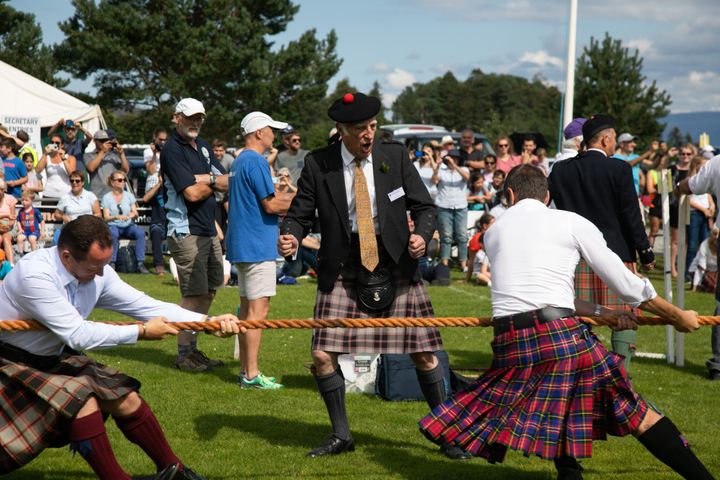 Tradicional 'tug o'war' en los Highlands Games de Newtonmore.