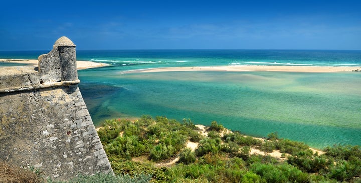Vista elevada de Cacela Velha, de la Ria Formosa en el Algarve.