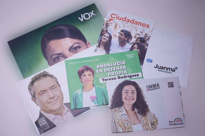 Los sobres de propaganda electoral de las principales fuerzas que concurren a los comicios andaluces del 19-J.