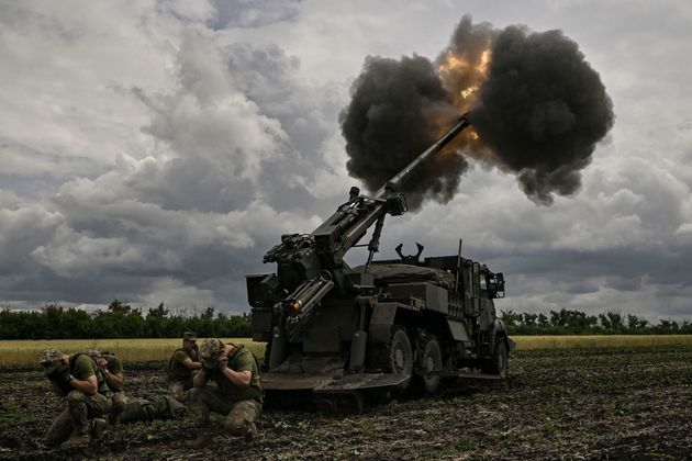 Des militaires ukrainiens tirant avec un canon Caesar vers des positions russes sur une ligne de front dans la région du Donbass, dans l'est de l'Ukraine, le 15 juin 2022.