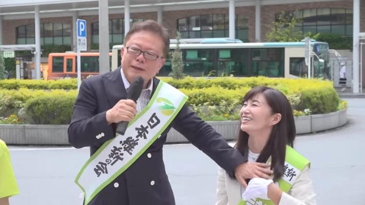 6月12日、JR吉祥寺駅前で開かれた街頭演説会で海老沢由紀氏の体に触る猪瀬直樹氏（大阪維新の会の公式YouTubeより）