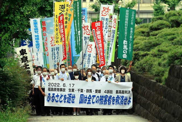 最高裁に向かう原告団=2022年6月17日午後1時15分、東京都千代田区、福留庸友撮影