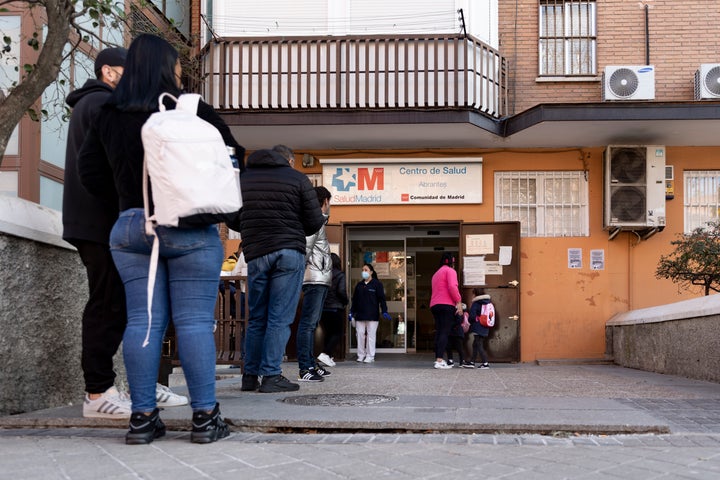 Un grupo de personas espera en fila a ser atendidas en el centro de salud de Abrantes (Madrid) en enero de 2022.
