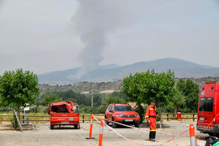 Bomberos de la Generalitat, trabajando en las tareas de extinción del incendio declarado en la localidad de Artesa de Segre (Lleida).