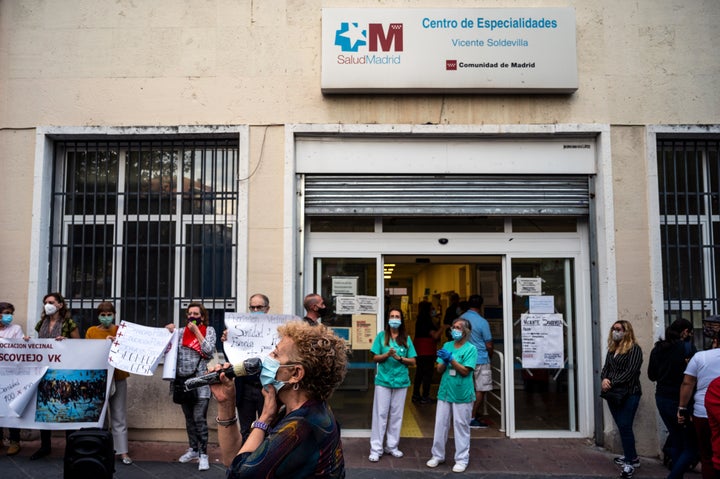 Protesta de sanitarios de la Atención Primaria en un centro de salud de Vallecas (Madrid), en agosto de 2020.