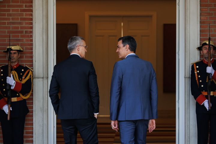 El presidente Pedro Sánchez y el secretario general de la OTAN, Jens Stoltenberg, durante su encuentro en Moncloa.
