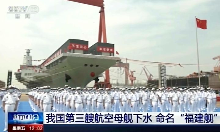 Φωτογραφία με το Fujian μέσα στο ναυπηγείο, κατά την επίσημη τελετή καθέλκυσης στις 17 Ιουνίου 2022. (CCTV via AP)
