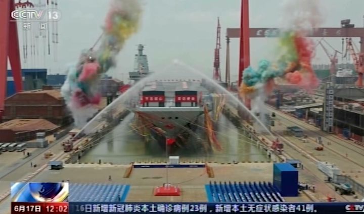 "Σόου" κινεζικής έμπνευσης με χρώματα και υδάτινες αψίδες κατά την καθέλκυση του Fujian στις 17 Ιουνίου 2022. (CCTV via AP)