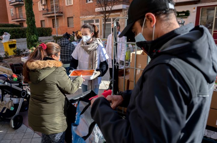 Voluntarios de la Fundación Madrina repartiendo alimentos a familias vulnerables en Madrid, en una imagen de archivo.