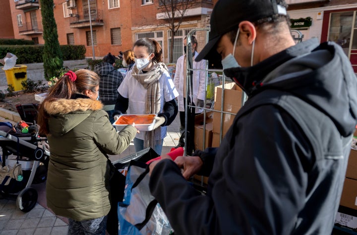 Voluntarios de la Fundación Madrina repartiendo alimentos a familias vulnerables en Madrid, en una imagen de archivo.