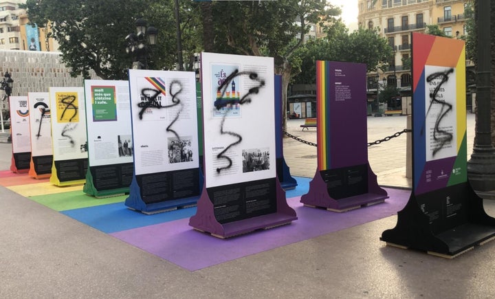 Pintadas en la exposición sobre los derechos LGTBI.