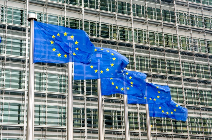 Banderas europeas al aire en el edificio Berlaymont, sede de la Comisión Europea en Bruselas.