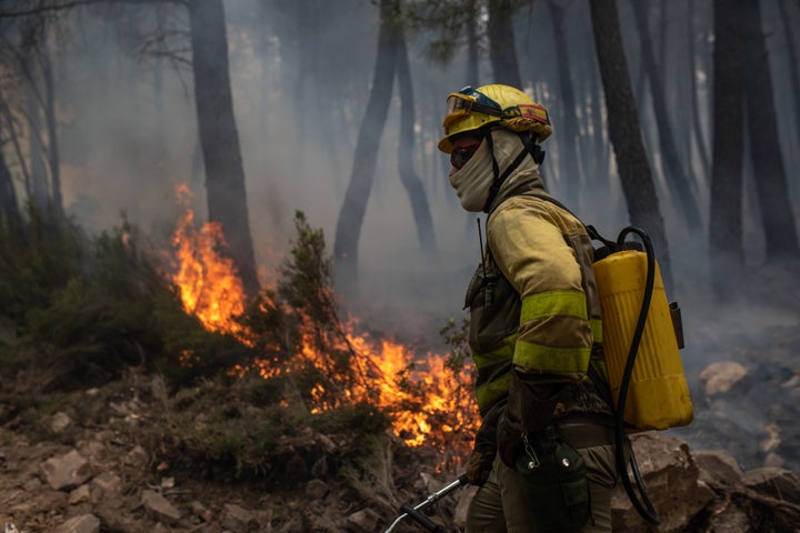 Bombero en labores de extinción.