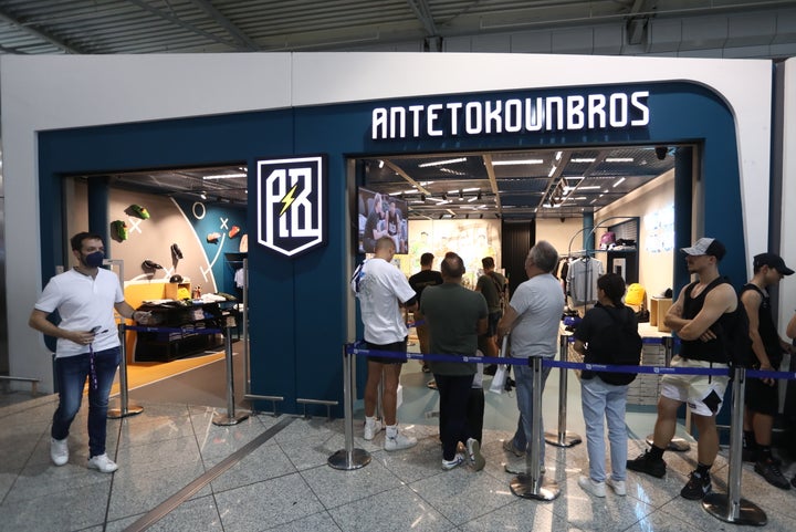 ANTETOKOUNBROS AIRPORT SHOP (ΘΑΝΑΣΗΣ ΔΗΜΟΠΟΥΛΟΣ / EUROKINISSI)