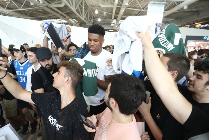 ANTETOKOUNBROS AIRPORT SHOP (ΘΑΝΑΣΗΣ ΔΗΜΟΠΟΥΛΟΣ / EUROKINISSI)