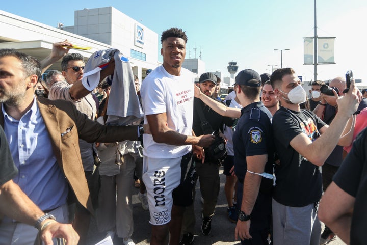 ANTETOKOUNBROS AIRPORT SHOP (ΘΑΝΑΣΗΣ ΔΗΜΟΠΟΥΛΟΣ / EUROKINISSI)