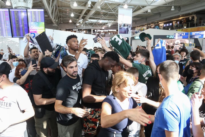 ANTETOKOUNBROS AIRPORT SHOP (ΘΑΝΑΣΗΣ ΔΗΜΟΠΟΥΛΟΣ / EUROKINISSI)