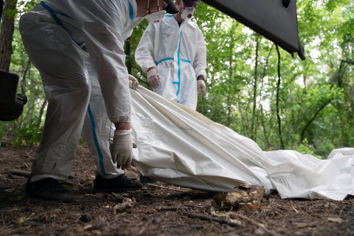 Forenses retiran cuerpos en Bucha.