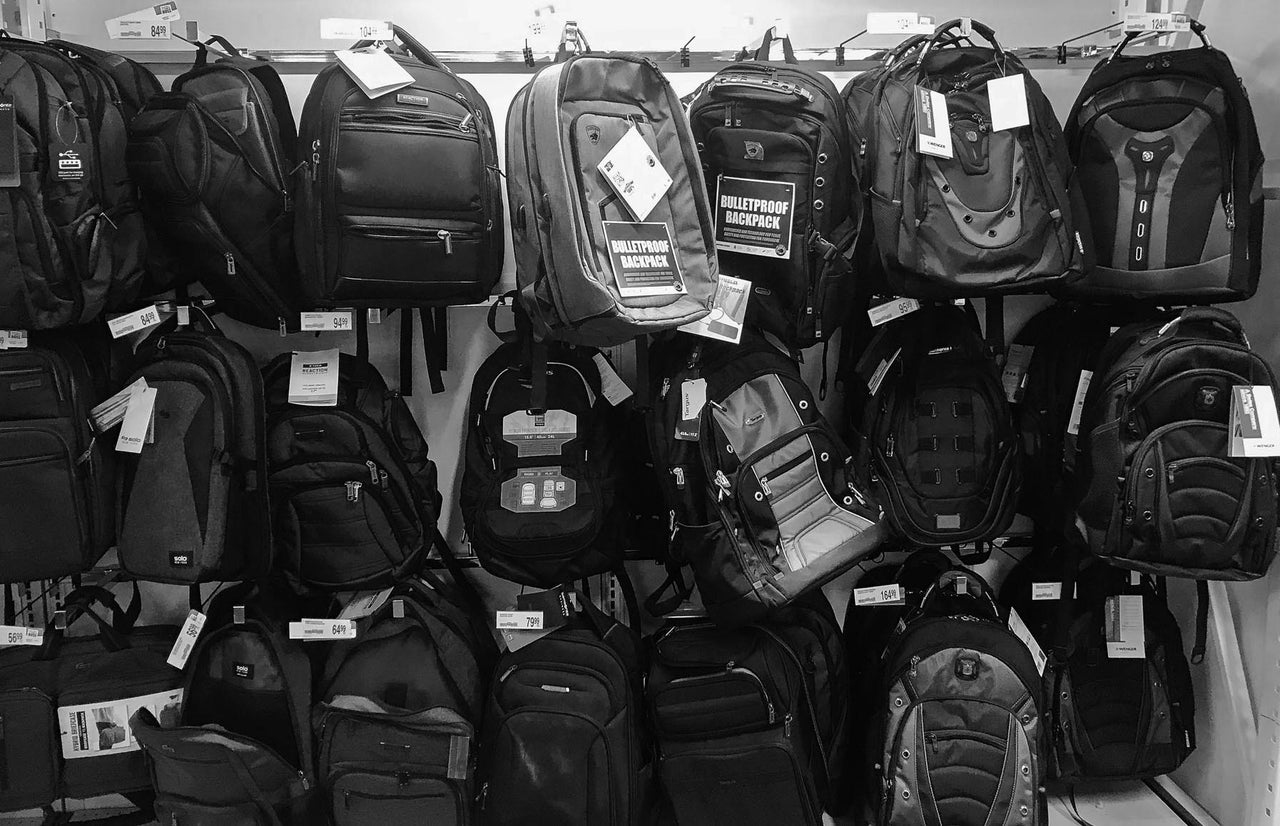 Uma foto de 2019 mostra mochilas à prova de balas à venda em um Office Depot em Evanston, Illinois.