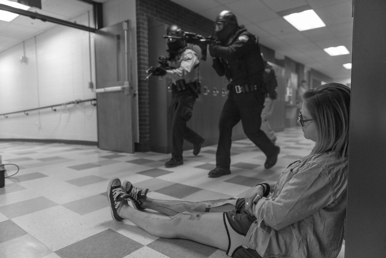 Um exercício de tiro ativo é realizado na Park High School em Livingston, Montana, em 2018.