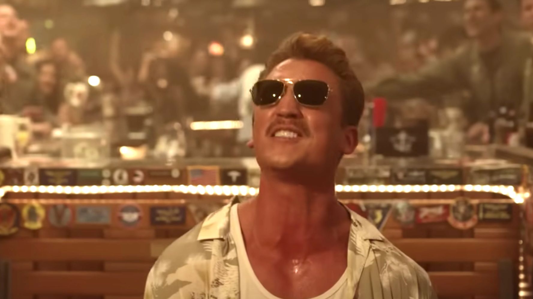 Miles Teller ceinture «Great Balls Of Fire» dans le clip «Top Gun: Maverick» inédit
