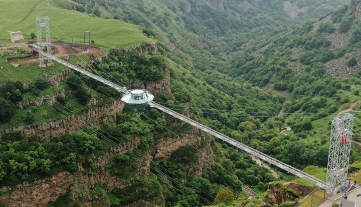 ダシュバシ峡谷に建設されたガラス製の吊り橋（2022年6月14日撮影）