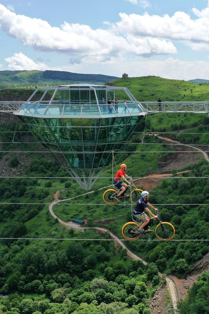 吊り橋に沿って、ケーブル上を自転車のようなもので移動もできる（2022年6月14日撮影）