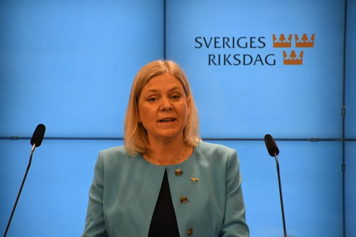 7 Ιουνίου 2022, Η Σουηδή πρωθυπουργός κατά τη συνέντευξη Τύπου αφού η κυβέρνησή της επιβίωσε της πρότασης μομφής. Τη στήριξη της κυβέρνησης την οφείλει στην ανεξάρτητη βουλευτή Αμινέ Κακαμπάβε. Ωστόσο η ίδια δήλωσε ότι δεν έκανε παραχωρήσεις στη Αμινέ.