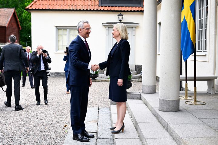 13 Ιουνίου 2022 Η πρωθυπουργός της Σουηδίας μαζί με τον Γ.Γ. του ΝΑΤΟ στην εξοχική κατοικία της πρώτης.