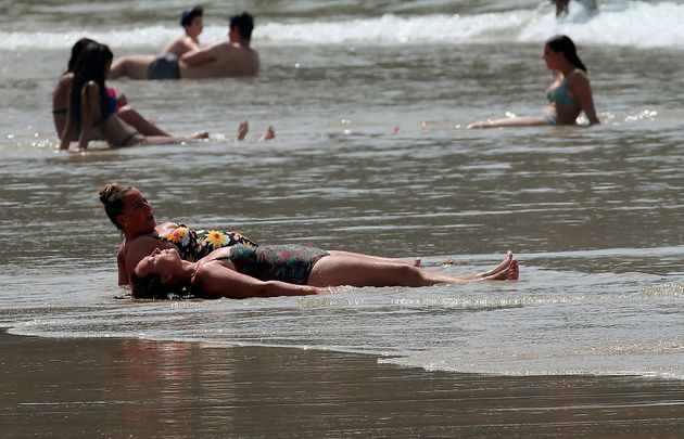 La chaleur a dépassé le précédent record enregistré à Biarritz ce samedi 18 juin, où l'océan a permis aux habitants de trouver un peu de fraîcheur.