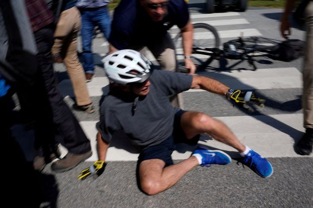 Joe Biden chute à vélo dans le Delawara, sans dommage | Le HuffPost