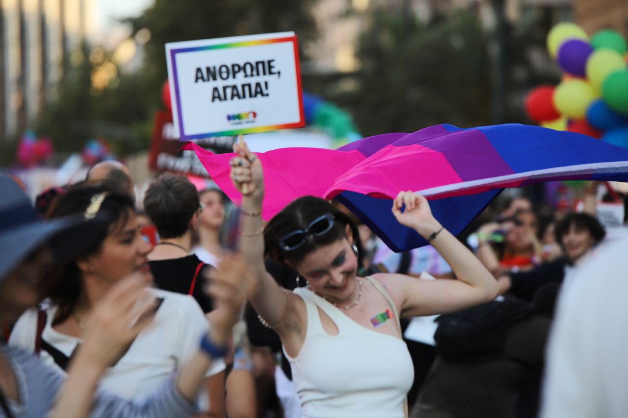 τιγμιότυπο από την παρέλαση υπερηφάνειας της ΛΟΑΤΚΙ ΚΑΙ LGBTQI+ κοινότητας με σύνθημα "ΑΝΕΥ ΟΡΩΝ" στα πλαίσια του Athens Pride 2022, Σάββατο 18 Ιουνίου 2022. (ΑΡΓΥΡΩ ΑΝΑΣΤΑΣΙΟΥ/EUROKINISSI)