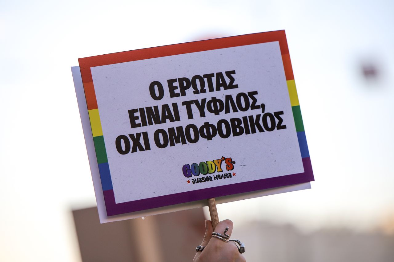 τιγμιότυπο από την παρέλαση υπερηφάνειας της ΛΟΑΤΚΙ ΚΑΙ LGBTQI+ κοινότητας με σύνθημα "ΑΝΕΥ ΟΡΩΝ" στα πλαίσια του Athens Pride 2022, Σάββατο 18 Ιουνίου 2022. (ΑΡΓΥΡΩ ΑΝΑΣΤΑΣΙΟΥ/EUROKINISSI)