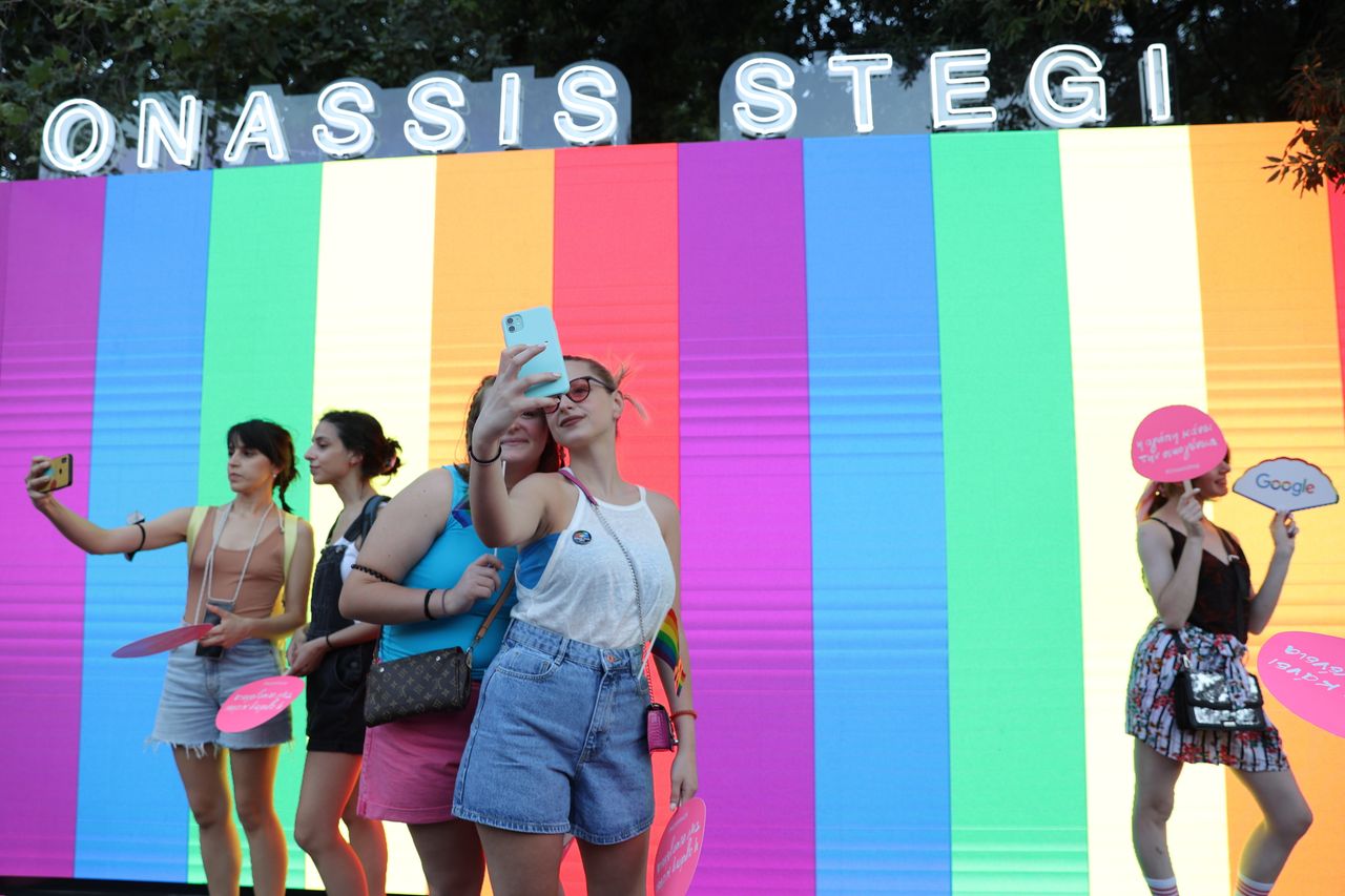 Στιγμιότυπο από την παρέλαση υπερηφάνειας της ΛΟΑΤΚΙ ΚΑΙ LGBTQI+ κοινότητας με σύνθημα "ΑΝΕΥ ΟΡΩΝ" στα πλαίσια του Athens Pride 2022, Σάββατο 18 Ιουνίου 2022. (ΒΑΣΙΛΗΣ ΡΕΜΠΑΠΗΣ/EUROKINISSI)