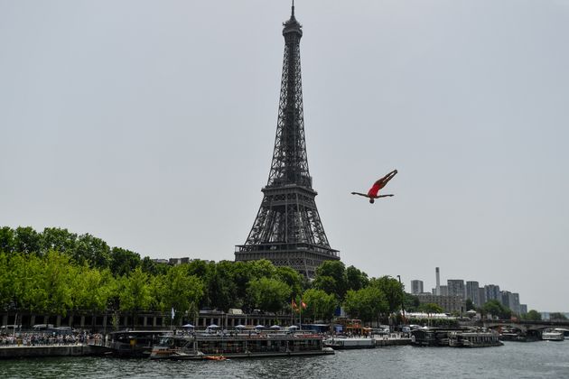 Ces images de plongeons face à la tour Eiffel sont impressionnantes