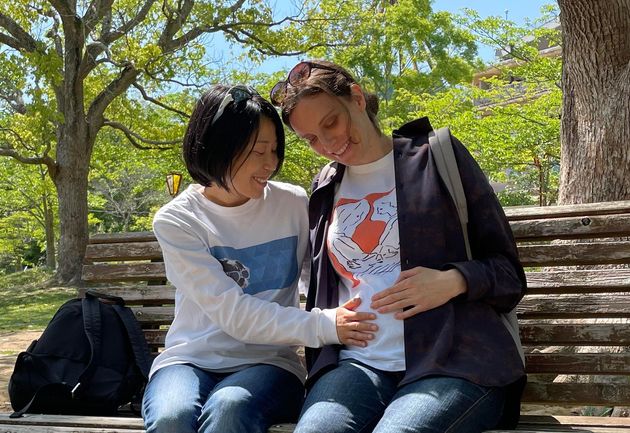 結婚の平等訴訟の大阪原告である坂田麻智さん（左）と坂田テレサさん。テレサさんは8月に出産する予定だ。