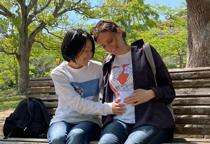 結婚の平等訴訟の大阪原告である坂田麻智さん（左）と坂田テレサさん。テレサさんは8月に出産する予定です。