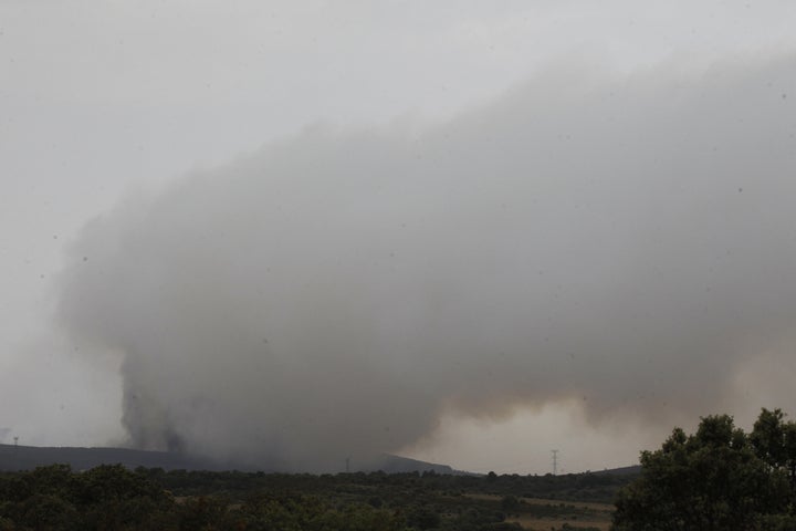 El incendio forestal declarado en la reserva de la Sierra de la Culebra, en la provincia de Zamora a causa de los rayos de una tormenta.