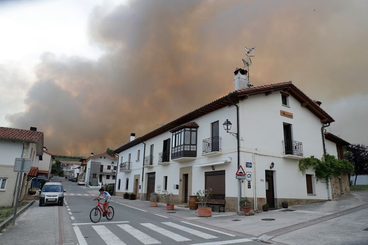 El humo provocado por los distintos incendios forestales que se han declarado en Navarra, ha llegado a la localidad de Undiano.
