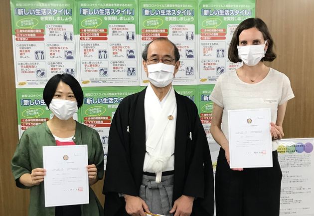 京都市でパートナーシップ宣誓制度を利用し、門川大作市長（中央）と記念撮影する麻智さん（左）とテレサさん