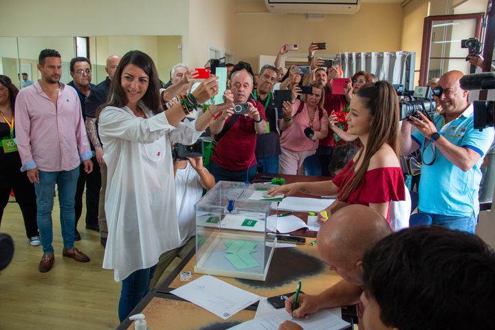 La candidata de Vox a la presidencia de la Junta de Andalucía, Macarena Olona, muestra el sobre con su papeleta momentos antes de introducirlo a la urna y ejercer su derecho al voto en el Hogar del Pensionista de Salobreña (Granada).