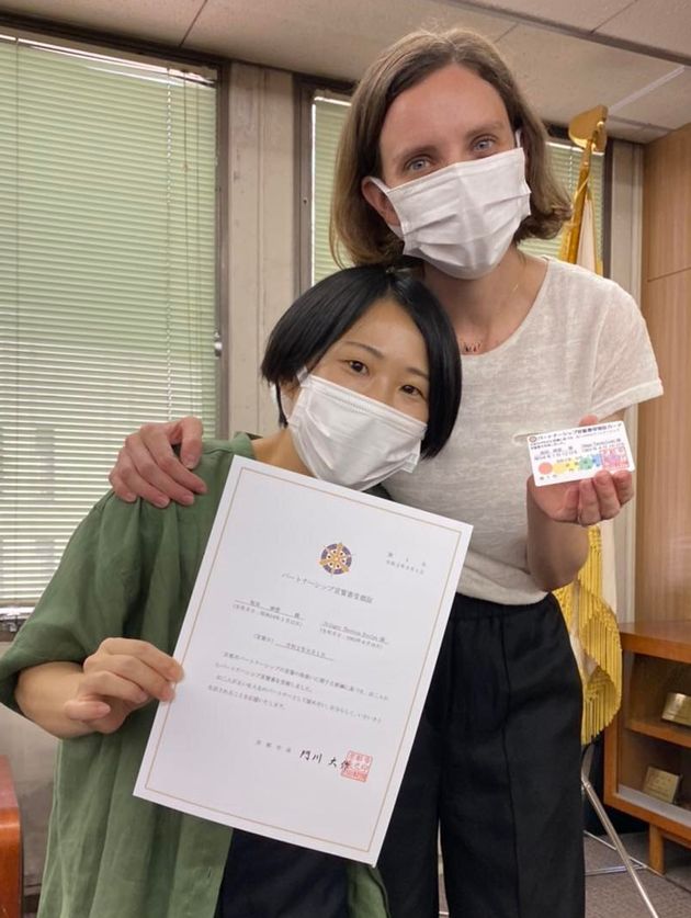 2020年に京都市役所で、パートナーシップ宣誓制度の証明書を手に記念撮影する2人。今後も結婚できる社会を目指して活動していく