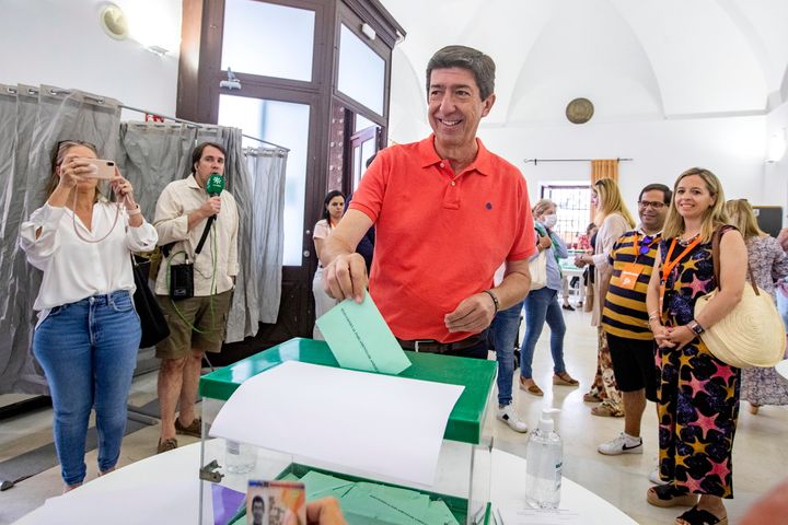 El candidato a la presidencia de la Junta de Andalucía por Ciudadanos, Juan Marín, ejerce su derecho al voto en la Biblioteca Municipal de Sanlúcar de Barrameda (Cádiz).
