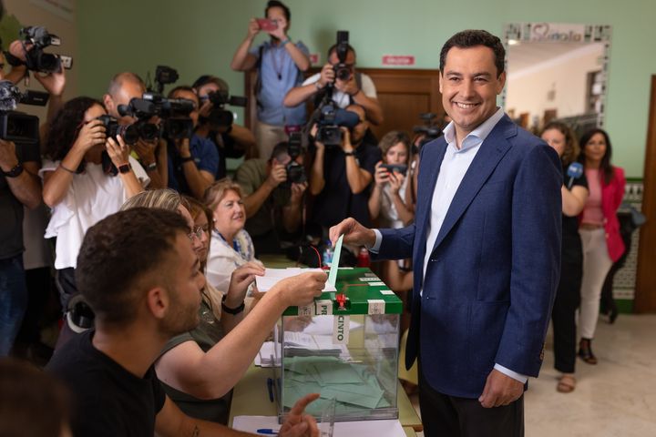 El presidente de la Junta y candidato del PP a la reelección, Juanma Moreno, ejerce su derecho al voto a las elecciones autonómicas en el colegio Sagrado Corazón de Málaga.